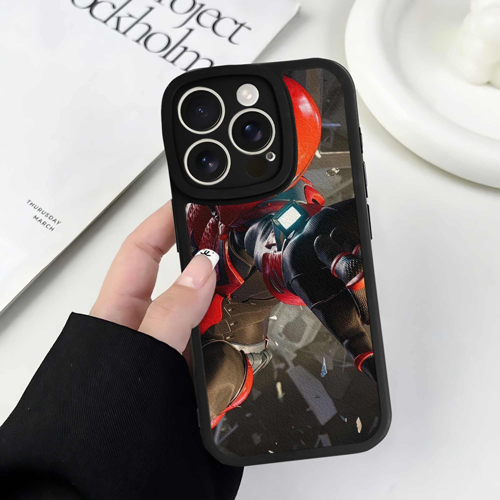 Spider Man スパイダーマン 【iPhone 16シリーズ対応】シリコンスマホケース（レザー調） 材質：シリコン